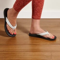 OluKai ‘Ohana - White / Black 12 OluKai ‘Ohana - White / Black -OluKai 20110 4R40 102 W Ohana WhtBlk Web Opt