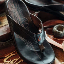 OluKai Hōkūle‘a Kia - Dark Wood -OluKai Hokulea Kia gallery cover v1637109210247